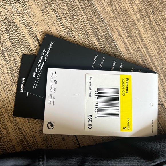 Nike Women’s Training Biker Shorts Womens Small - Picture 6 of 7